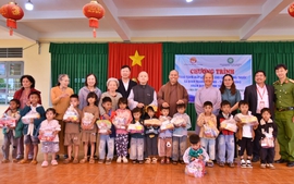 Hội Khuyến học tỉnh Lâm Đồng phối hợp với các đơn vị trao tặng quà nhân dịp năm học mới