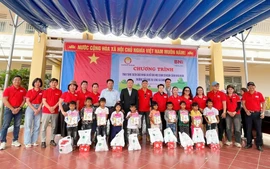 Lâm Đồng: Trao tặng đồ dùng học tập cho học sinh vùng sâu, vùng xa, vùng đồng bào dân tộc thiểu số