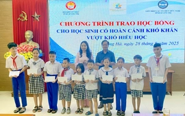 Quảng Trị trao 100 suất học bổng cho học sinh vượt khó, hiếu học