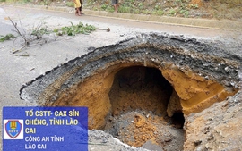 Hố sụt sâu 4m trên mặt đường liên xã, gây cách tắc giao thông ở Lào Cai