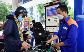 Giá xăng trong nước vượt 20.000 đồng mỗi lít