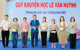 Dòng họ học tập tiêu biểu ở Đồng Tháp trao học bổng đầu năm học mới
