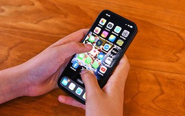 Cấm điện thoại trong trường học: tuyệt đối hay linh hoạt?