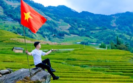 Lên núi cao Y Tý với cờ Tổ quốc tung bay ngày Quốc khánh 2/9