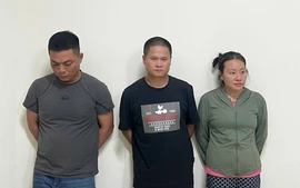 Bắt nhóm 3 đối tượng xả trộm chất thải xuống sông Tô Lịch