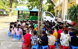Xe thư viện lưu động mang sách đến cho học sinh vùng cao biên giới Trịnh Tường (Lào Cai)