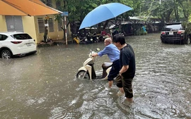 Hà Nội chìm trong biển nước, ngập lụt chưa từng có