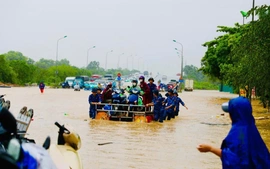 Cảnh sát biển huy động lực lượng ứng cứu người dân qua vùng lũ ngập