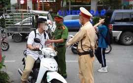 Xử lý 10 trường hợp học sinh điều khiển xe mô tô vi phạm an toàn giao thông trên 1 tuyến phố thủ đô