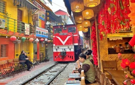 Vì sao không gian cà phê đường tàu Hà Nội vẫn hút du khách?