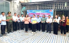 Trao học bổng Gương sáng hiếu học, thắp sáng ước mơ sinh viên nghèo