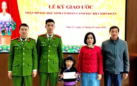 Công an xã Nậm Có nhận đỡ đầu học sinh mồ côi đến trường học tập