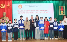 Hội Khuyến học tỉnh Sơn La trao 100 suất học bổng "Tết cho em" nhân dịp Tết Nguyên đán Bính Ngọ