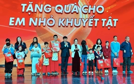 Chương trình "Ươm mầm nhân ái" trao học bổng, quà gieo mầm yêu thương đến trẻ em khuyết tật