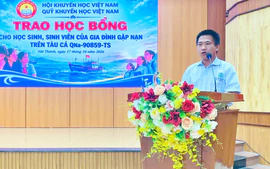 Hội Khuyến học Việt Nam trao 120 triệu đồng học bổng cho học sinh, sinh viên có gia đình gặp nạn trên biển