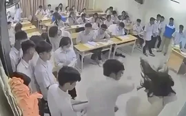 Khởi tố nam sinh hành hung giáo viên trên bục giảng tại Hà Nội