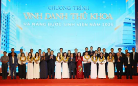 Đại học Đà Nẵng vinh danh thủ khoa, nâng bước sinh viên
