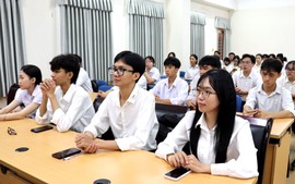 Hội Khuyến học An Giang phối hợp trao 79 suất học bổng Xổ số kiến thiết cho sinh viên vượt khó