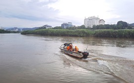 Chìm thuyền trên sông Hồng làm 1 kiểm lâm viên mất tích