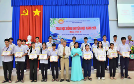 Hội Khuyến học Thành phố Hồ Chí Minh trao 372 suất học bổng cho học sinh, sinh viên vượt khó