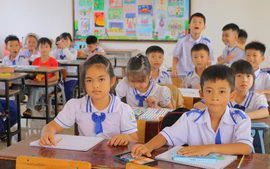 Toàn bộ học sinh Trường Tiểu học Quỳnh Tam, Nghệ An đã trở lại trường học, xe đưa đón tận nhà