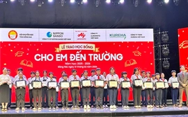 Hội Khuyến học Đồng Nai và nhà tài trợ trao học bổng "Cho em đến trường" 