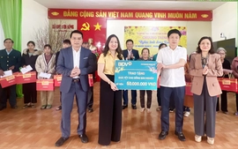 Trao 5 ngôi nhà tình nghĩa cùng hàng trăm suất quà Tết đến bà con nghèo ở Nghệ An