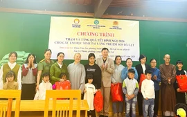 Hội Khuyến học tỉnh Lâm Đồng trao quà Tết ý nghĩa cho học sinh Làng SOS và bệnh nhi