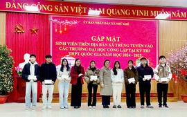 Hội Khuyến học Tuyên Quang tặng quà động viên công tác khuyến học xã Nhữ Khê