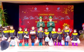 Bộ đội Biên phòng tặng quà Tết cho 50 học sinh nghèo vượt khó ở vùng cao Si Ma Cai