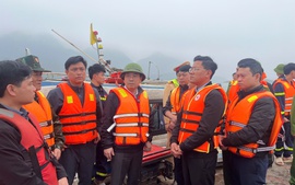 Lào Cai huy động tối đa nhân lực và phương tiện tìm kiếm nạn nhân chìm tàu trên hồ Thác Bà