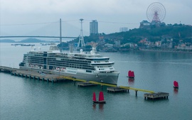 Du khách tàu biển đến vịnh Hạ Long được chào đón bằng âm nhạc