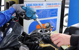 Giá xăng tăng, trên 20.000 đồng/lít