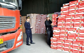 Hạ tải xe chở bánh kẹo, thực phẩm tại khu giám sát Hải quan để giảm chi phí, thiệt hại cho doanh nghiệp