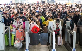 Người Trung Quốc tăng mua sắm, đi lại dịp Tết Nguyên đán