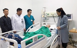 Quỹ Khuyến học Việt Nam thăm hỏi, động viên gia đình sinh viên bị tai nạn giao thông nghiêm trọng