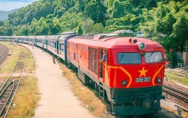 Sự cố đá rơi đường sắt: 17/3 sẽ khôi phục tàu qua Lăng Cô