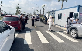 Người đi ô tô xếp hàng dài 'tranh nhau cọc' mua đất ở Hà Tĩnh