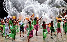 Du lịch “giải nhiệt” với Tết té nước Songkran không chỉ ở Thái Lan