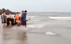 Cứu sống 2 anh em ruột bị sóng biển Cửa Lò đẩy ra xa bờ