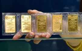 Giá vàng thế giới giảm mạnh, vàng trong nước vẫn tiếp tục tăng