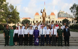 Khai mạc Triển lãm ảnh “Việt Nam - Một dải non sông” và “Thành phố Hồ Chí Minh vang mãi khúc khải hoàn”