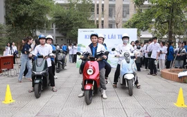 Sở Giáo dục và Đào tạo Hà Nội khuyến khích học sinh, giáo viên chuyển đổi sang phương tiện giao thông điện