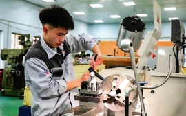 Chuẩn hoá giáo viên nghề, hóa giải rào cản chứng chỉ sư phạm để thu hút người giỏi