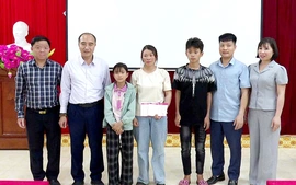 Trao sổ tiết kiệm cho học sinh là con công nhân qua đời do bệnh hiểm nghèo