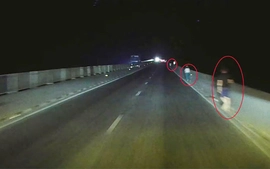 Cảnh báo nguy hiểm việc người dân thản nhiên đi bộ ban đêm trên cao tốc Bắc - Nam