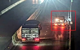 Trích xuất camera xác định 3 người đi bộ trên đường cao tốc