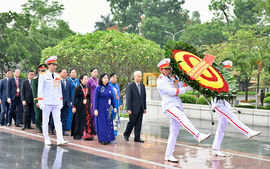 Đại biểu Đại hội đại biểu toàn quốc Mặt trận Tổ quốc viếng Lăng Chủ tịch Hồ Chí Minh và các Anh hùng Liệt sĩ