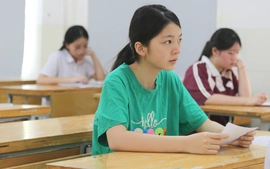 Sáng 30/5, thí sinh Hà Nội bước vào môn thi đầu tiên, giành suất lớp 10