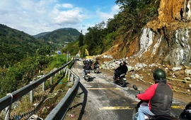 Đã thông xe đoạn sạt lở trên quốc lộ 4D lên Sa Pa